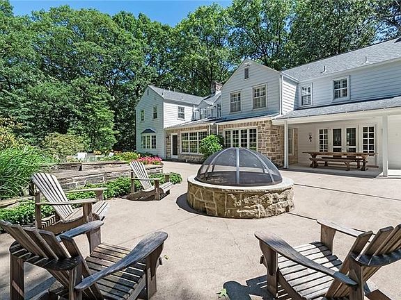 10 Fairway Road back patio
