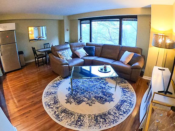2nd image of 3100 N Lake Shore Dr APT 406
