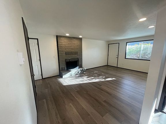 4th image of 906 NE 21st Ave