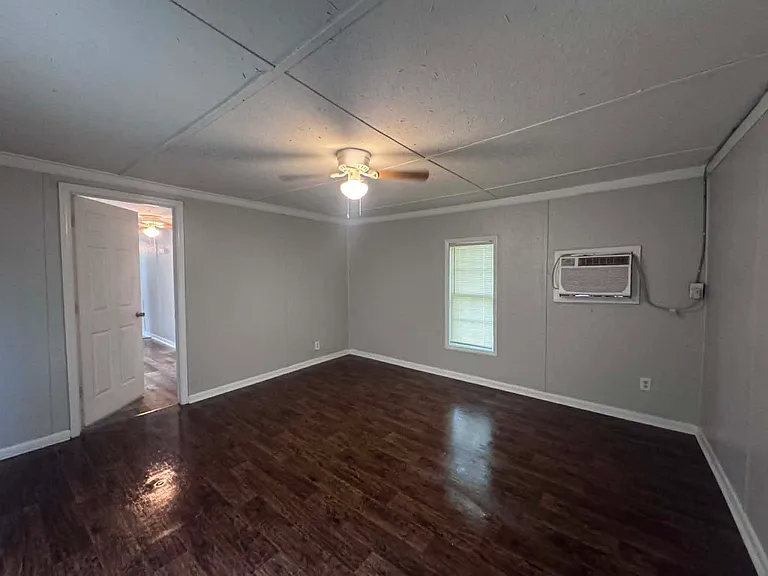 613 E Johnston St — Photo 4