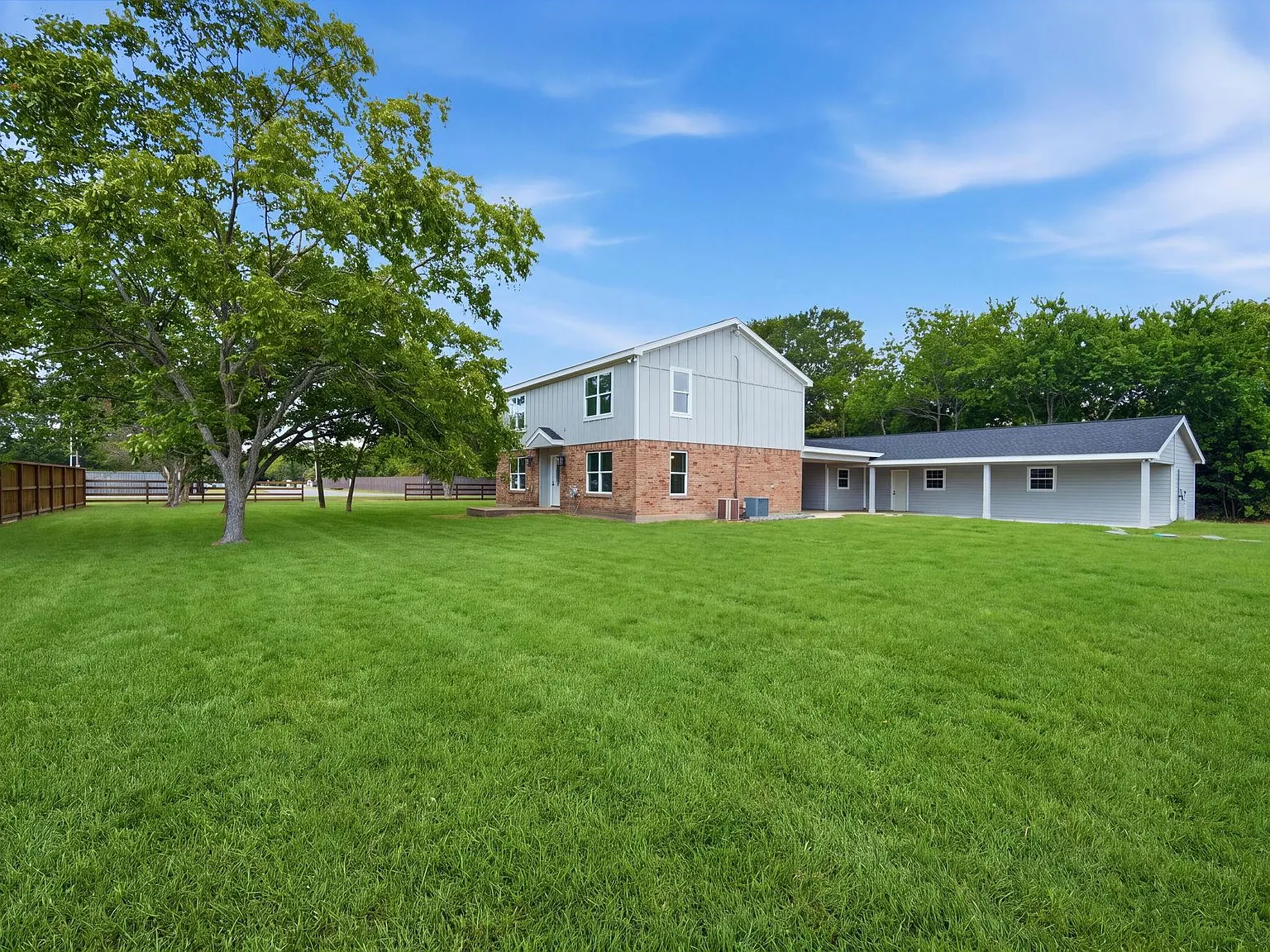 4 bed, 3.0 bath, 2052 sqft, $4,000 — Photo 3