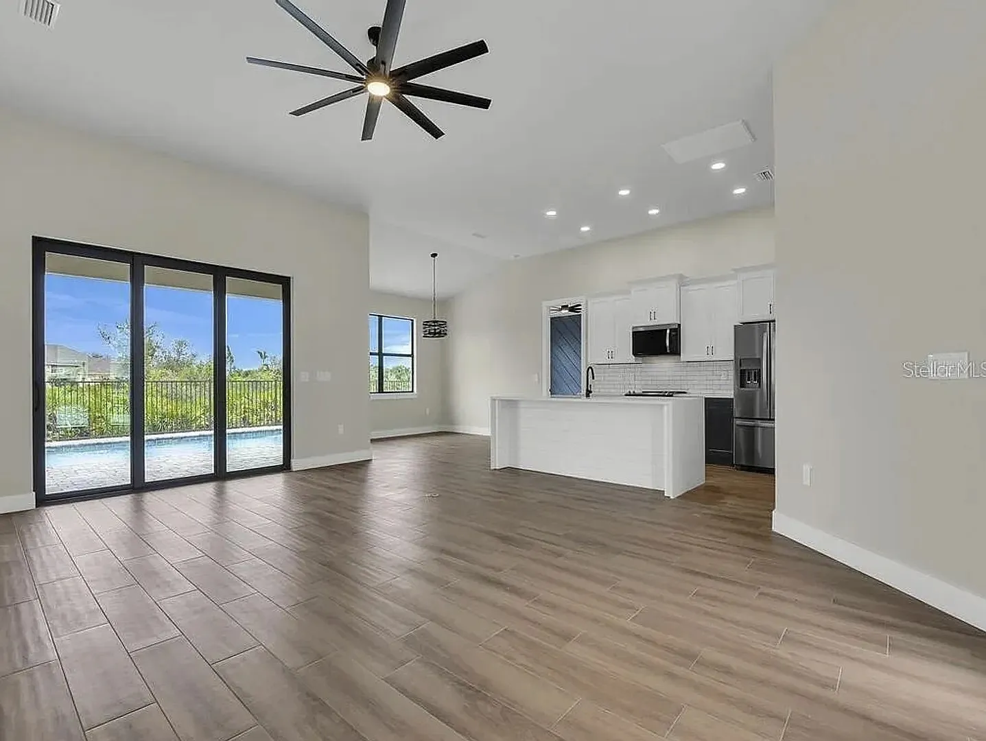 4 bed, 2.0 bath, 2830 sqft, $2,695 — Photo 2