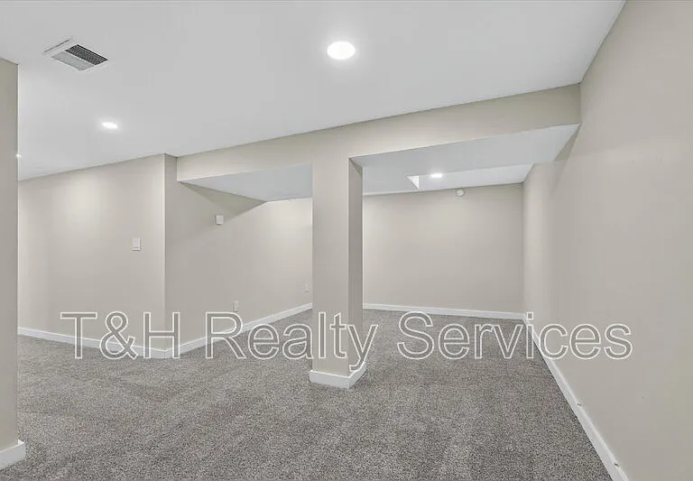 320 W 39th St — Photo 25