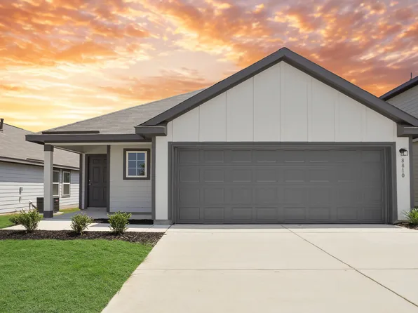 8810 Black Oak Drive, Elmendorf, TX 78112