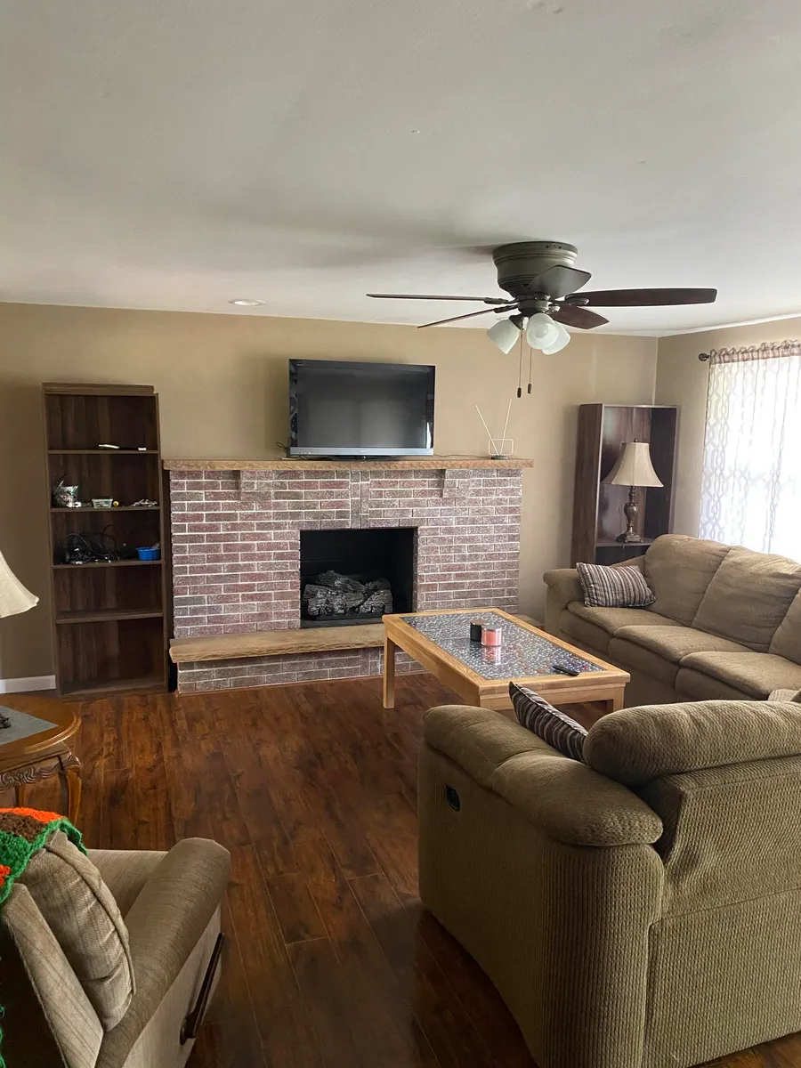 living room. gas fireplace - 9405 Schroder Rd