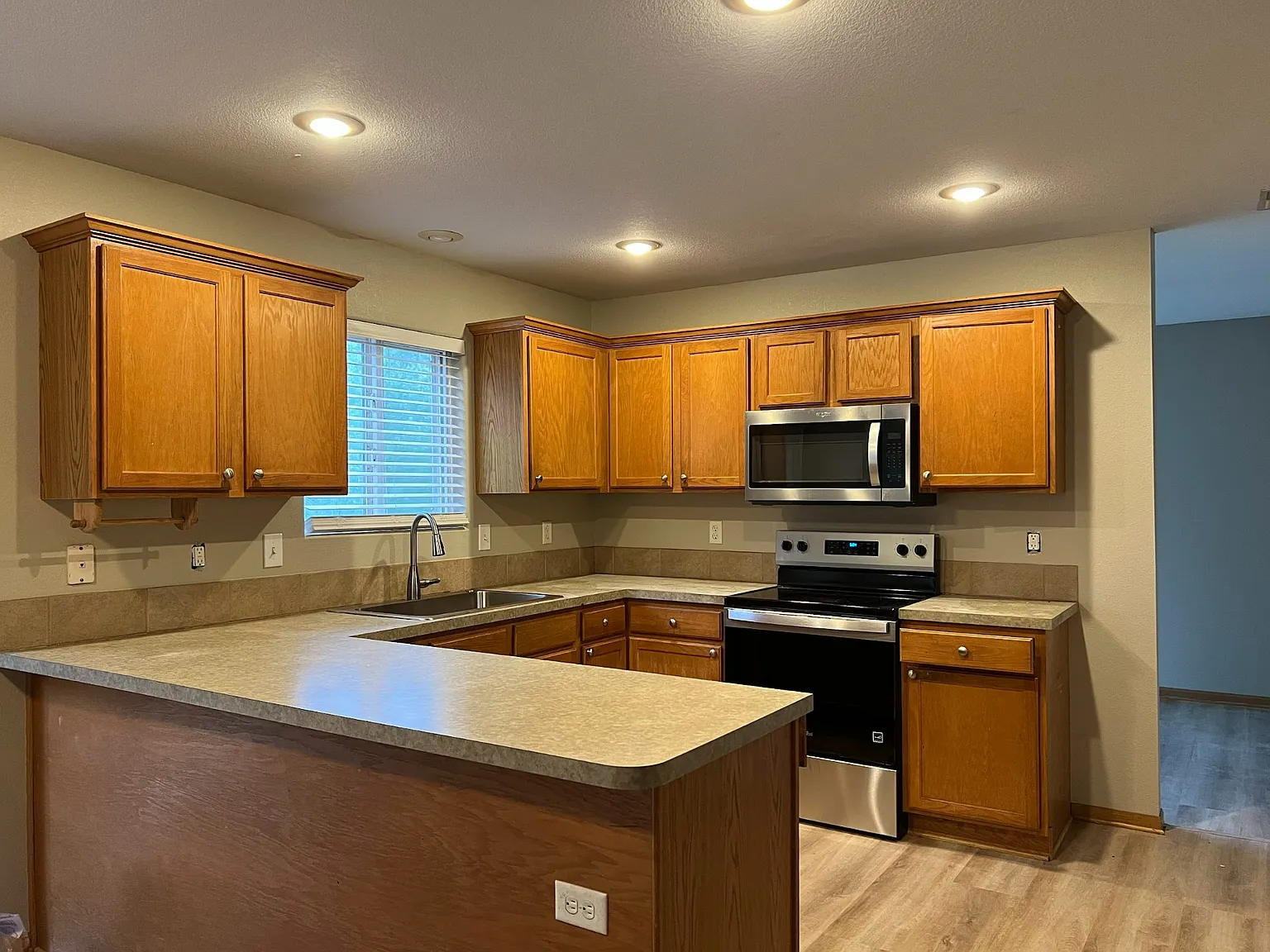 4 bed, 2.5 bath, 1838 sqft, $2,550 — Photo 3