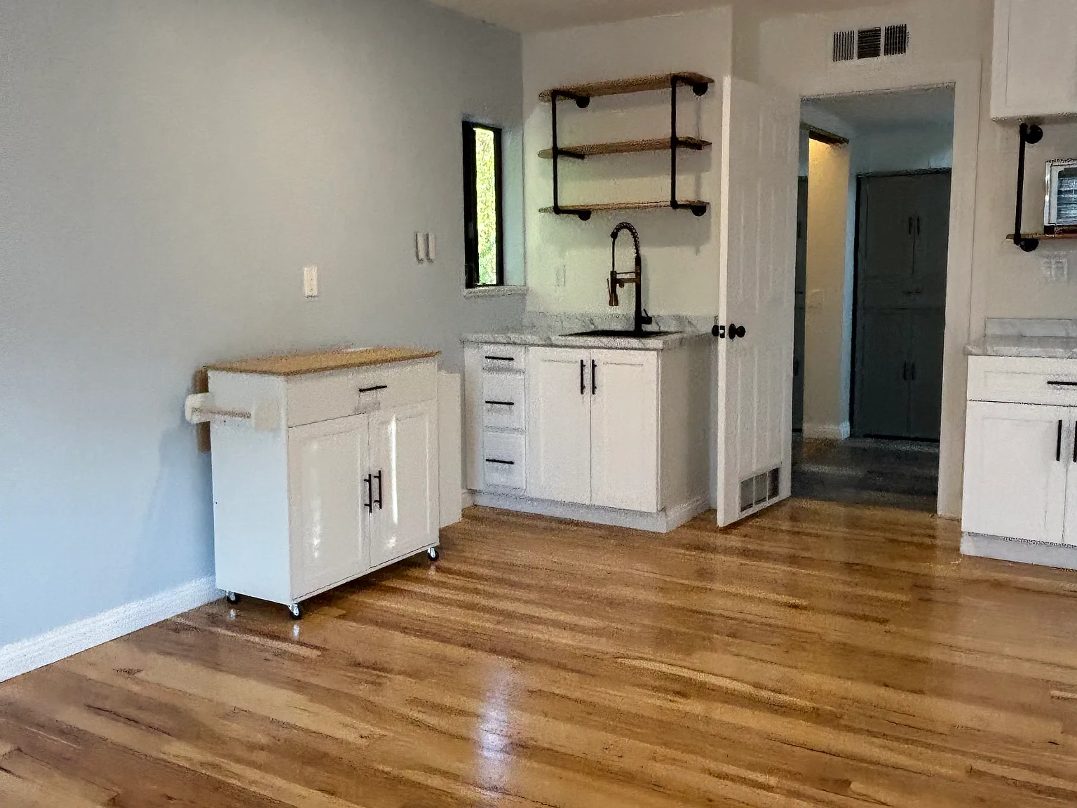 3029 W Orangewood Ave — Photo 3