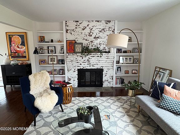 4th image of 162 Queens Drive S