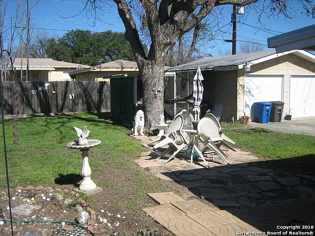 2 bed, 1.0 bath, 1098 sqft, $1,400 — Photo 2