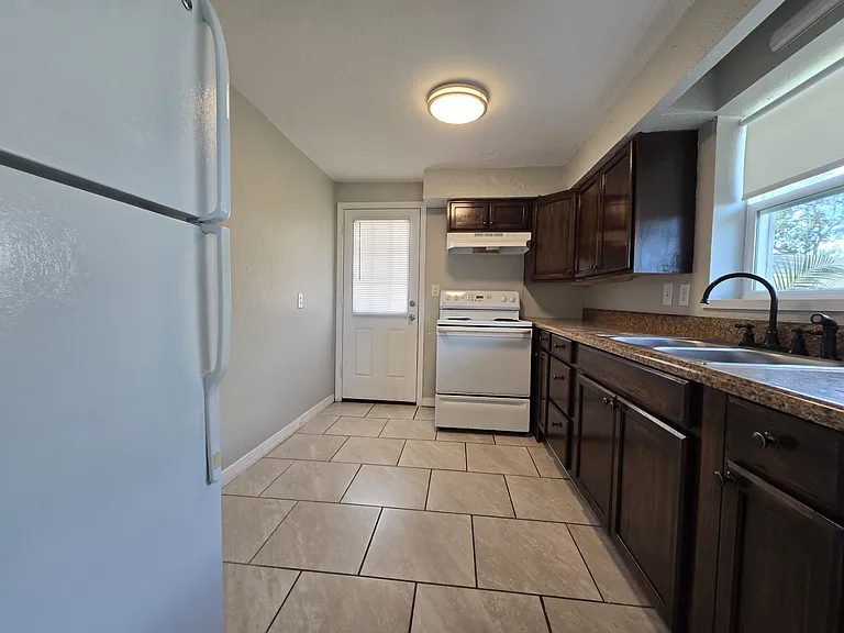 246 W Bay Ave — Photo 7