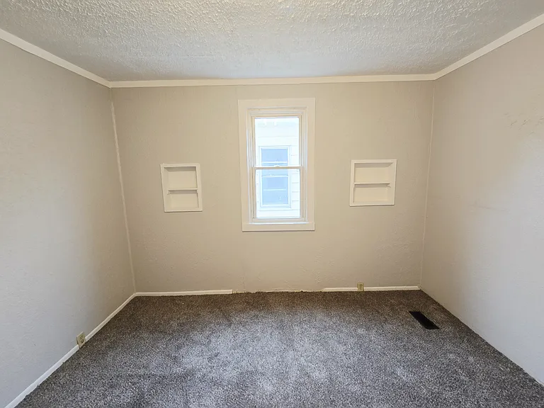233 E 12th St #1 — Photo 6