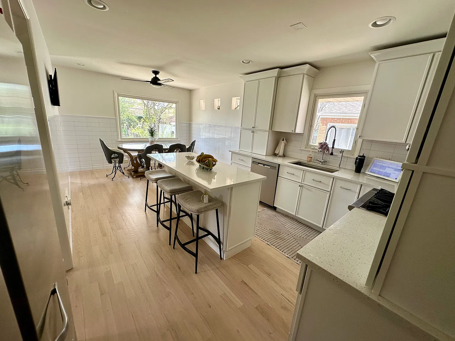 901 Oakton St — Photo 4