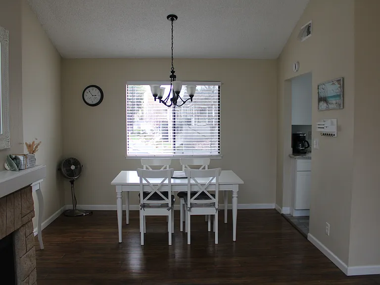 1216 Maywood Ln — Photo 4