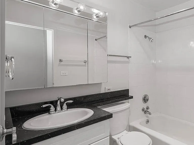 65 East Scott — Photo 21