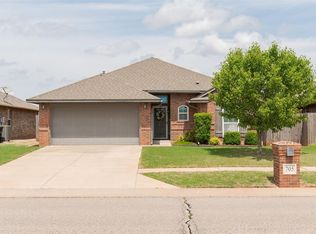 705 SW 43rd St, Moore, OK 73160