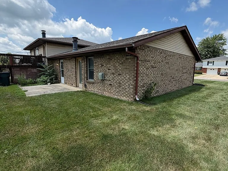 4129 Crest Manor Dr — Photo 2