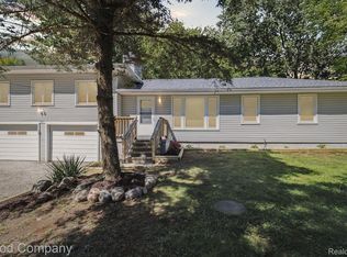 1391 Woodfield St, Lake Orion, MI 48362