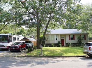 215 Connecticut Ave, Bay Shore, NY 11706