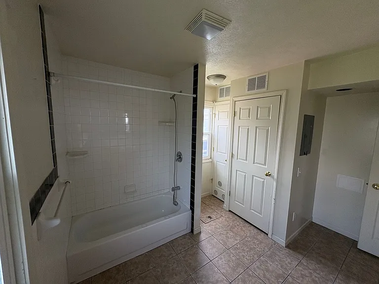 2909 W John St — Photo 9