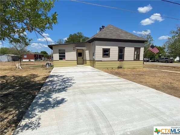 800 N Lowery Ave, Nixon, TX 78140