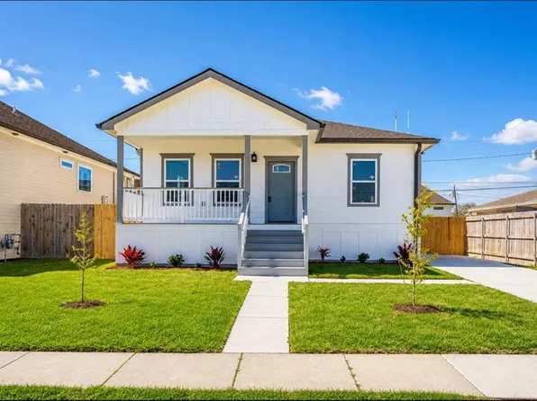 3644 Charles Dr, Chalmette, LA 70043