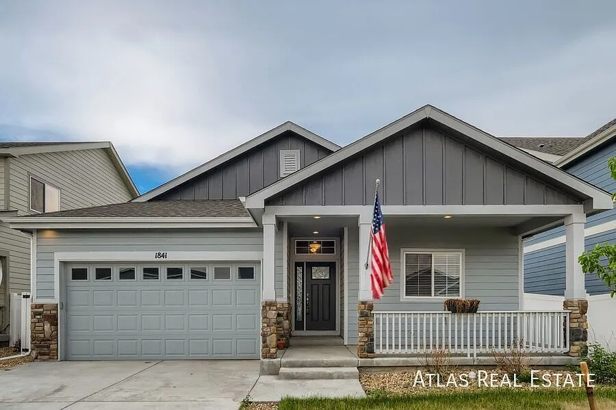 Beautiful 5 Bed/3 Bath House w/ Finished Basement in Beautiful Windsor Neighborhood! — Photo 1