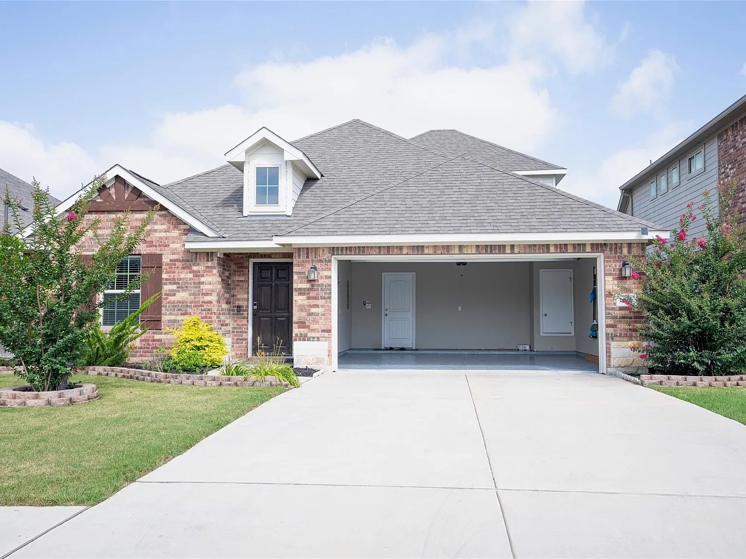 3 bed, 3.0 bath, 2543 sqft, $2,900 — Photo 3