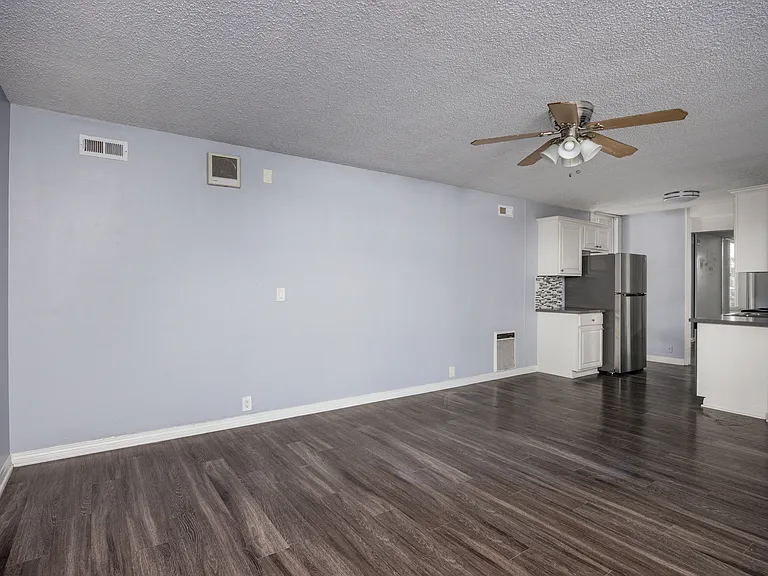 633 East 1st Street — Photo 21