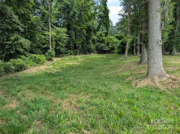 710 Bouchelle St, Morganton, NC 28655