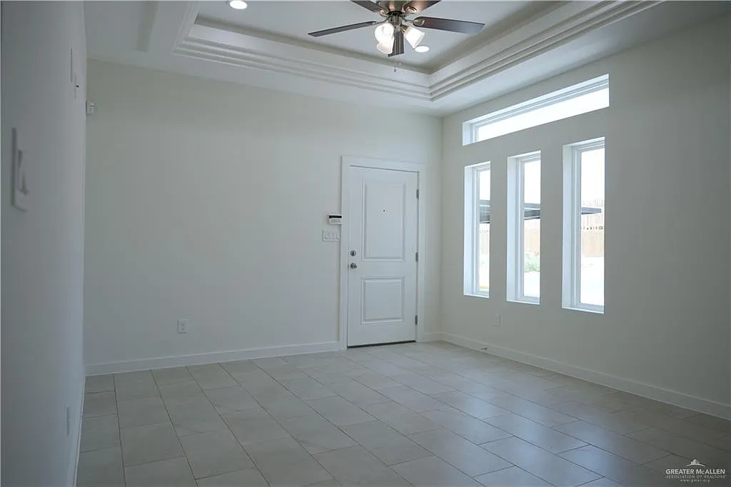 2 bed, 2.0 bath, 902 sqft, $1,250 — Photo 2