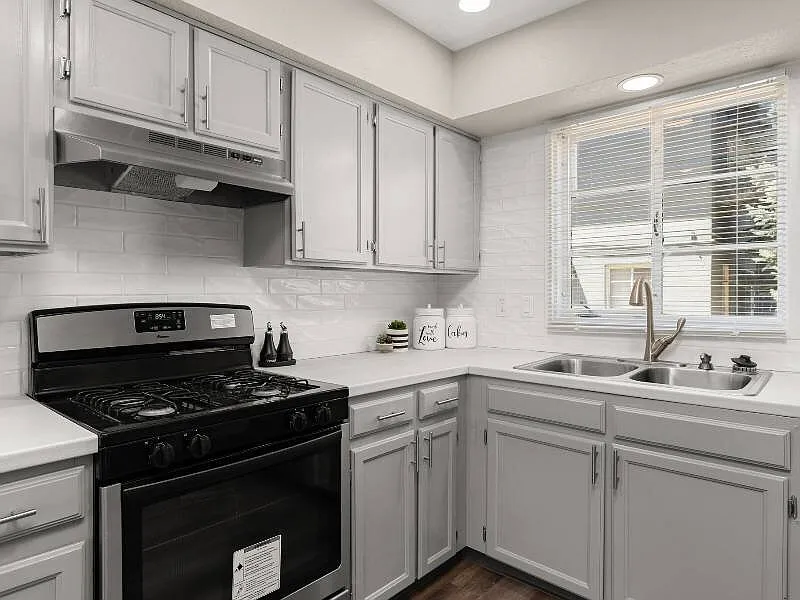 Nob Hill Apartments — Photo 3