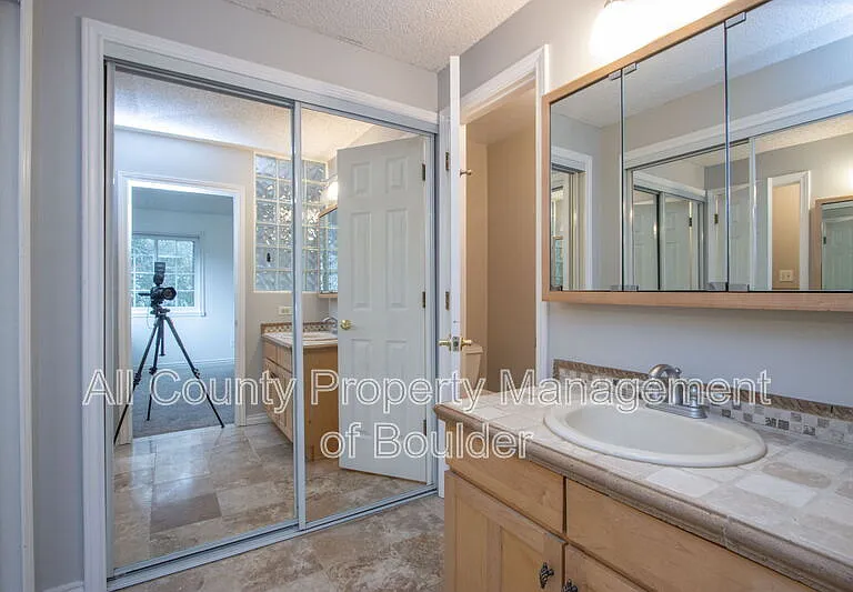 2124 Stuart St — Photo 15