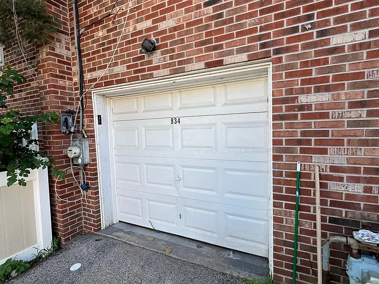 834 George St — Photo 2