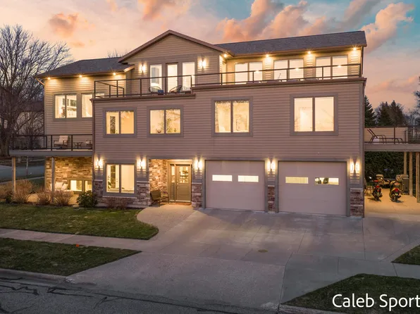 300 S 1st St, Grand Haven, MI 49417