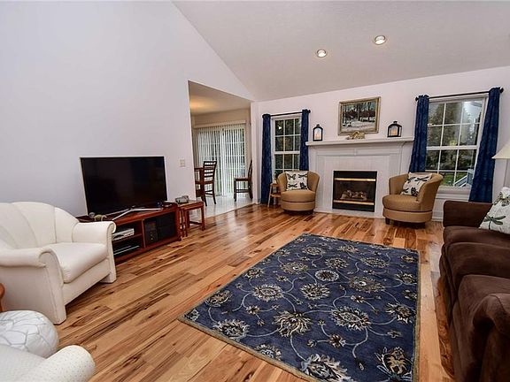 5th image of 28 Columbia Ct