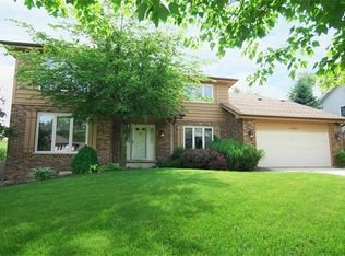 9S053 Landsfield Ave, Downers Grove, IL 60516