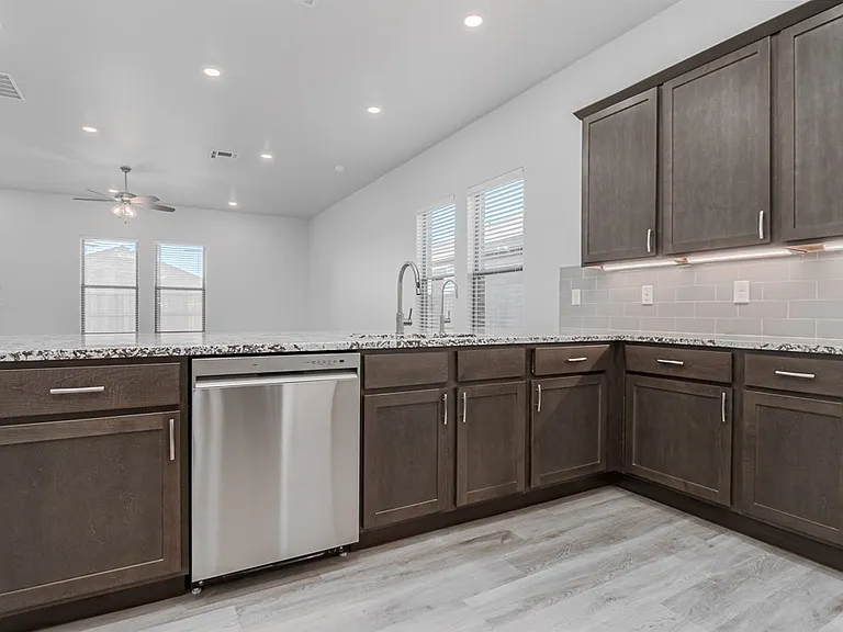 2060 Acacia Ln — Photo 6