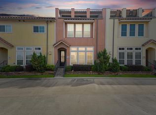 26 W Oaks Dr, Houston, TX 77058