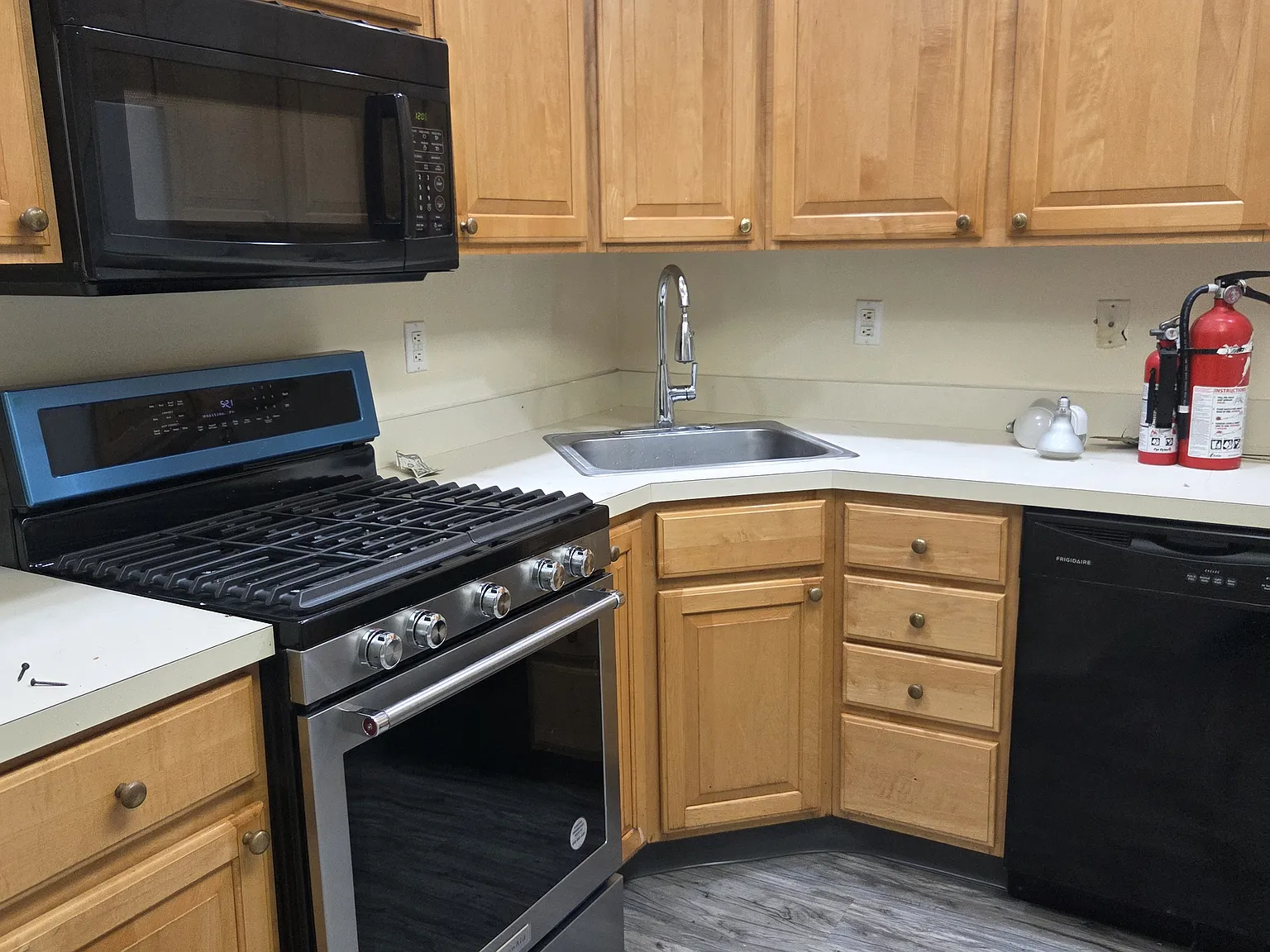 2 bed, 2.5 bath, 1360 sqft, $3,400 — Photo 4