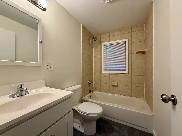 Bathroom w/ Tub/Shower Combo