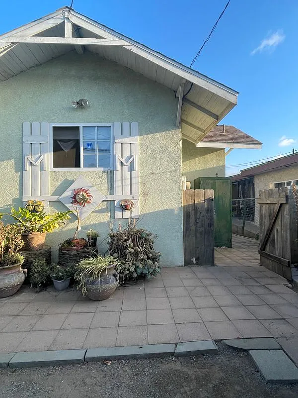 Studio, 1.0 bath, 250 sqft, $1,600 — Photo 2