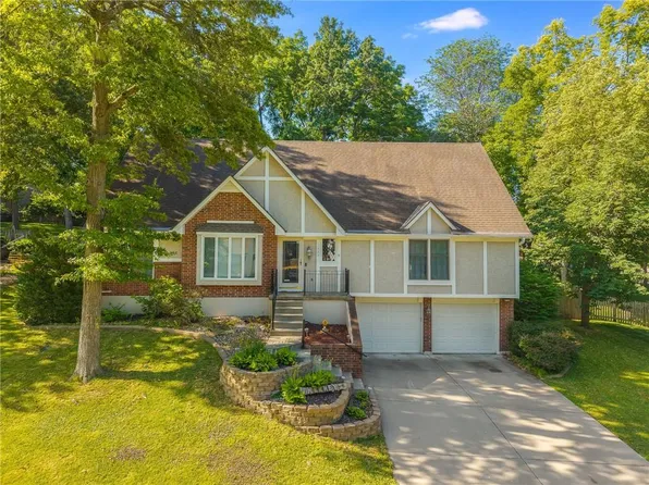 1602 NW Weatherstone Ln, Blue Springs, MO 64015