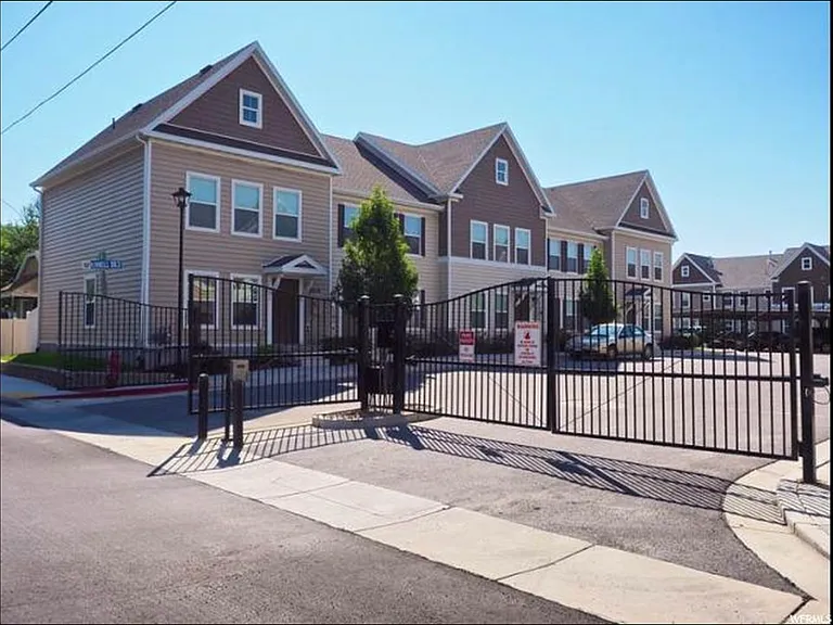 181 W Carrick Dr — Photo 2