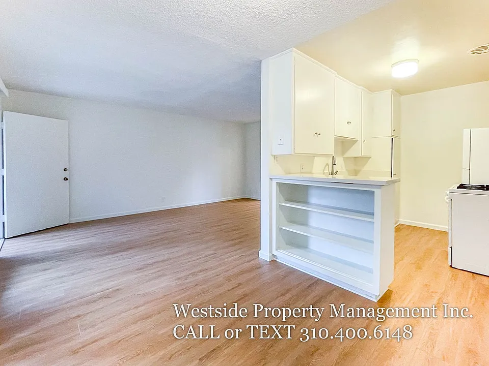 1555 S Hayworth Ave #16