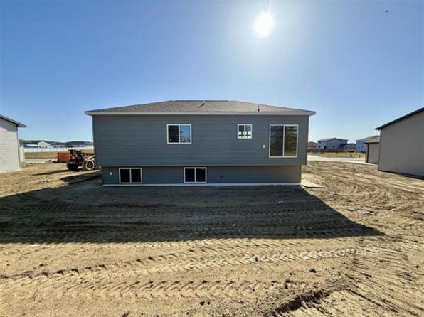 424 7th Ave SW, Surrey, ND 58785