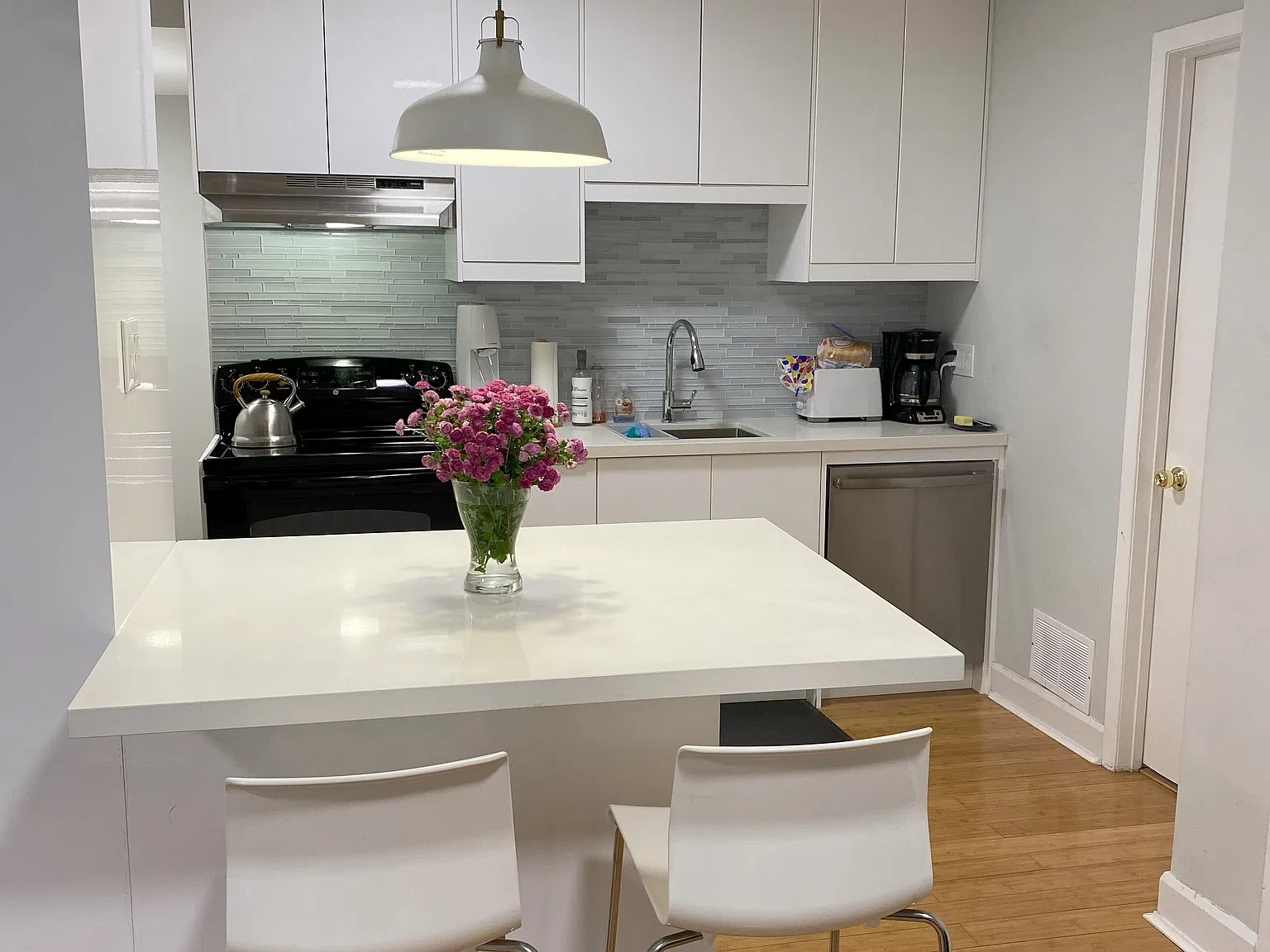 2 bed, 700 sqft, $2,600 — Photo 3