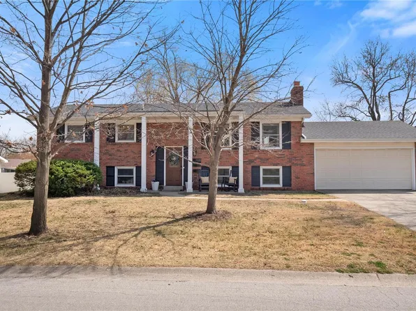 708 Elmwood Dr, Saint Charles, MO 63301