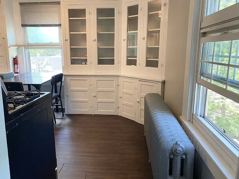 609 E State St — Photo 112