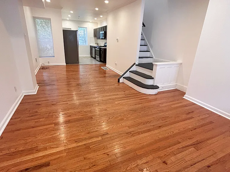 2233 Bonaffon St — Photo 2