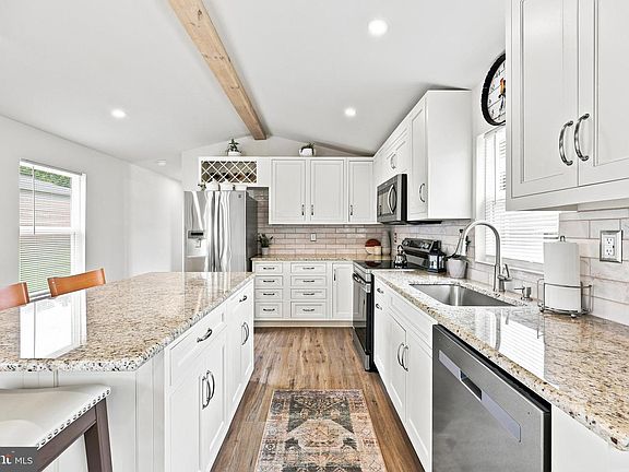 5th image of 864 Buttonwood Ave